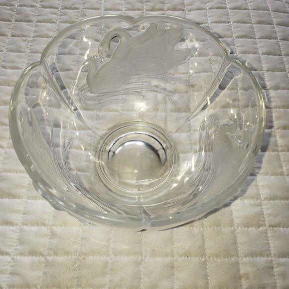 24% Lead Crystal Frosted Embossed Swan Design Bowl Teleflora Made in France EUC - Picture 1 of 9